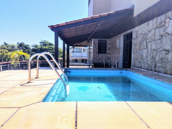 Recreio dos Bandeirantes - Excelete Cobertura Linear com 360m2, à 300 metros da Praia, Amplo Salão em 3 ambientes Integrada a extenso Varandão Circular, 3 Quartos (2 Suítes), Banheiro Social, Copa-Cozinha Planejada, Dependência Completa, Área de Serviço, Varandão, Piscina, Sauna e Hidromassagem. 3 Vagas Valor: R$ 2.000.000,00 Condomínio: R$ 950.00 Iptu: R$ 1.250,00