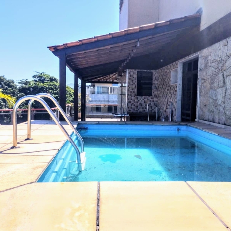 Recreio dos Bandeirantes - Excelete Cobertura Linear com 360m2, à 300 metros da Praia, Amplo Salão em 3 ambientes Integrada a extenso Varandão Circular, 3 Quartos (2 Suítes), Banheiro Social, Copa-Cozinha Planejada, Dependência Completa, Área de Serviço, Varandão, Piscina, Sauna e Hidromassagem. 3 Vagas Valor: R$ 2.000.000,00 Condomínio: R$ 950.00 Iptu: R$ 1.250,00