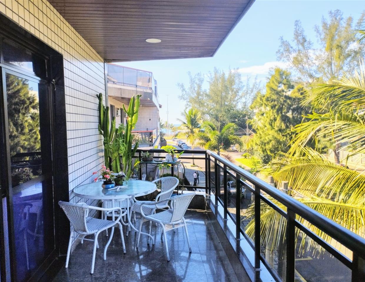 Recreio dos Bandeirantes- Excelente Apartamento à 200m da Praia do Recreio, com 132m2, Divididos: Sala em 2 ambientes, Varanda, Cozinha Planejada, Área de Serviço, Dependência Completa, 3 Quartos (Suíte com Armários Planejados), Banheiro Social, 2 Vagas - OPORTUNIDADE! Agende já sua visita: (21) 98127-4413 Spartus Imóveis