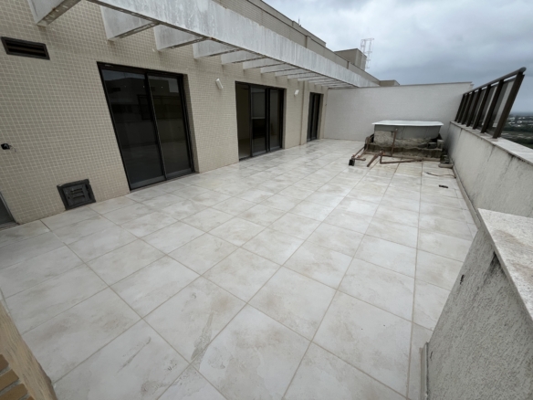 Excelente Cobertura 4 Quartos (2 Suítes), 265,73m2, Varanda Gourmet, 3 Vagas, Vista Parque e Lazer! Piscina, Churrasqueira, e Sauna à Vapor. - Cobertura 1707 - Elos - Ed.Lírio O Modo Parque de Viver! A conexão perfeita entre o Parque, o Condomínio e o Seu Lar! Uma vida plena integrada à natureza.​ Obras de arte, pergolados, ciclovias,​ lagos, Acquaplay, Skate Park, quadras de​ tênis de saibro e rápidas, poliesportiva e​ campo de futebol Society.​ Mais de 20 itens de lazer para toda a​ família.​ ​Projeto paisagístico exuberante assinado​ pelo escritório Burle Marx com 72 mil m².​ Localização privilegiada entre o Parque​ da Pedra Branca e as Lagoas da Barra e​ a cinco minutos da praia. Pronto para Morar!!! Agende já sua visita: (21) 98127-4413 Spartus Imóveis