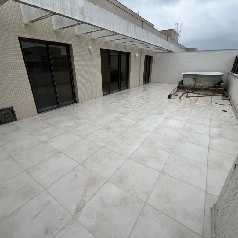 Excelente Cobertura 4 Quartos (2 Suítes), 265,73m2, Varanda Gourmet, 3 Vagas, Vista Parque e Lazer! Piscina, Churrasqueira, e Sauna à Vapor. - Cobertura 1707 - Elos - Ed.Lírio O Modo Parque de Viver! A conexão perfeita entre o Parque, o Condomínio e o Seu Lar! Uma vida plena integrada à natureza.​ Obras de arte, pergolados, ciclovias,​ lagos, Acquaplay, Skate Park, quadras de​ tênis de saibro e rápidas, poliesportiva e​ campo de futebol Society.​ Mais de 20 itens de lazer para toda a​ família.​ ​Projeto paisagístico exuberante assinado​ pelo escritório Burle Marx com 72 mil m².​ Localização privilegiada entre o Parque​ da Pedra Branca e as Lagoas da Barra e​ a cinco minutos da praia. Pronto para Morar!!! Agende já sua visita: (21) 98127-4413 Spartus Imóveis