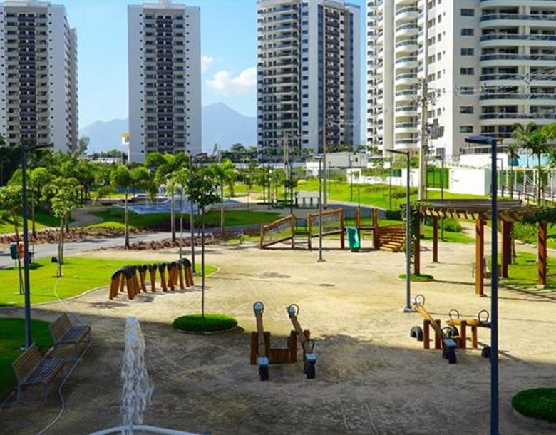 O condomínio Millenio é o encontro da praticidade com a modernidade. Possui unidades double suites de 77 a 82m² em um residencial com serviços. São apartamentos com hall independente para as suites, cozinha americana e varanda. Além de 22 itens na área de lazer, você também encontra a academia Cia Athlética, piscinas aquecidas a gás, carregador de carros elétricos e acesso exclusivo ao parque. Um bairro planejado com modernas tendências urbanísticas e condomínios de alto padrão. Um lugar que une segurança, espaços de lazer e convivência, projetos paisagísticos exuberantes, integração com a natureza, equipamentos de conveniência e facilidades para morar, se divertir, trabalhar e estudar no mesmo lugar. Características Do Imóvel: Cozinha Americana Preparação para Ar Split Do Empreendimento: Academia Acesso 24 Horas Bar da Piscina Brinquedoteca Churrasqueira Ciclovia Controle de Acesso Deck Molhado Espaço CoWorking Espaço Piquenique Fitness Lago Lounge Monitoramento CFTV Piscina Piscina Adulto Piscina Aquecida Piscina Infantil Praça Sala de massagem Salão de Festas Salão de Jogos Sensor de Presença nas áreas comuns Solarium SPA Agende já sua visita: (21) 98127-4413 Spartus Imóveis