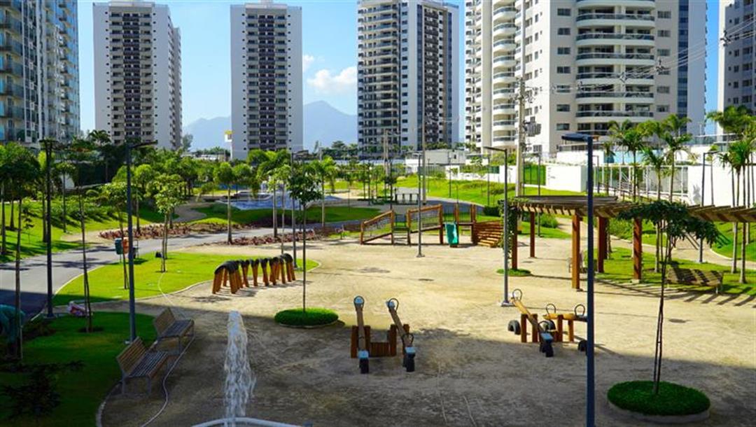 O condomínio Millenio é o encontro da praticidade com a modernidade. Possui unidades double suites de 77 a 82m² em um residencial com serviços. São apartamentos com hall independente para as suites, cozinha americana e varanda. Além de 22 itens na área de lazer, você também encontra a academia Cia Athlética, piscinas aquecidas a gás, carregador de carros elétricos e acesso exclusivo ao parque. Um bairro planejado com modernas tendências urbanísticas e condomínios de alto padrão. Um lugar que une segurança, espaços de lazer e convivência, projetos paisagísticos exuberantes, integração com a natureza, equipamentos de conveniência e facilidades para morar, se divertir, trabalhar e estudar no mesmo lugar. Características Do Imóvel: Cozinha Americana Preparação para Ar Split Do Empreendimento: Academia Acesso 24 Horas Bar da Piscina Brinquedoteca Churrasqueira Ciclovia Controle de Acesso Deck Molhado Espaço CoWorking Espaço Piquenique Fitness Lago Lounge Monitoramento CFTV Piscina Piscina Adulto Piscina Aquecida Piscina Infantil Praça Sala de massagem Salão de Festas Salão de Jogos Sensor de Presença nas áreas comuns Solarium SPA Agende já sua visita: (21) 98127-4413 Spartus Imóveis