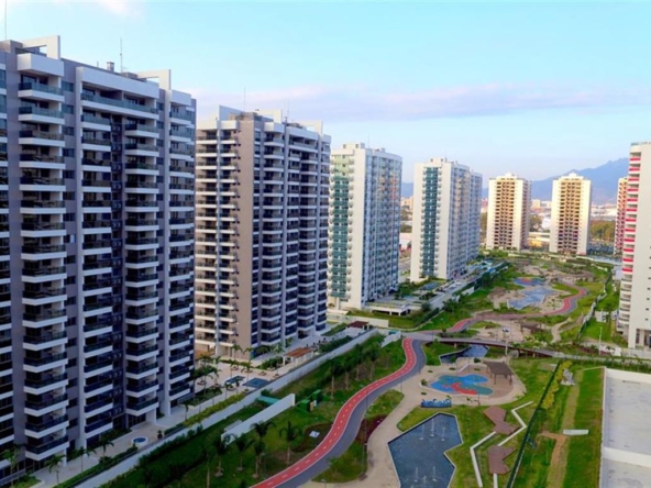 O condomínio Millenio é o encontro da praticidade com a modernidade. Possui unidades double suites de 77 a 82m² em um residencial com serviços. São apartamentos com hall independente para as suites, cozinha americana e varanda. Além de 22 itens na área de lazer, você também encontra a academia Cia Athlética, piscinas aquecidas a gás, carregador de carros elétricos e acesso exclusivo ao parque. Um bairro planejado com modernas tendências urbanísticas e condomínios de alto padrão. Um lugar que une segurança, espaços de lazer e convivência, projetos paisagísticos exuberantes, integração com a natureza, equipamentos de conveniência e facilidades para morar, se divertir, trabalhar e estudar no mesmo lugar. Características Do Imóvel: Cozinha Americana Preparação para Ar Split Do Empreendimento: Academia Acesso 24 Horas Bar da Piscina Brinquedoteca Churrasqueira Ciclovia Controle de Acesso Deck Molhado Espaço CoWorking Espaço Piquenique Fitness Lago Lounge Monitoramento CFTV Piscina Piscina Adulto Piscina Aquecida Piscina Infantil Praça Sala de massagem Salão de Festas Salão de Jogos Sensor de Presença nas áreas comuns Solarium SPA Agende já sua visita: (21) 98127-4413 Spartus Imóveis