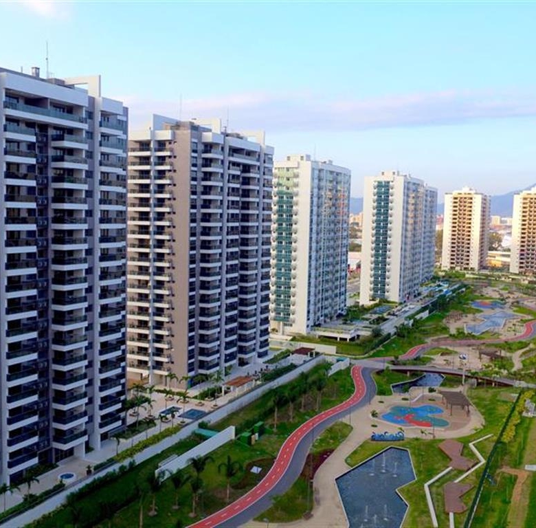 O condomínio Millenio é o encontro da praticidade com a modernidade. Possui unidades double suites de 77 a 82m² em um residencial com serviços. São apartamentos com hall independente para as suites, cozinha americana e varanda. Além de 22 itens na área de lazer, você também encontra a academia Cia Athlética, piscinas aquecidas a gás, carregador de carros elétricos e acesso exclusivo ao parque. Um bairro planejado com modernas tendências urbanísticas e condomínios de alto padrão. Um lugar que une segurança, espaços de lazer e convivência, projetos paisagísticos exuberantes, integração com a natureza, equipamentos de conveniência e facilidades para morar, se divertir, trabalhar e estudar no mesmo lugar. Características Do Imóvel: Cozinha Americana Preparação para Ar Split Do Empreendimento: Academia Acesso 24 Horas Bar da Piscina Brinquedoteca Churrasqueira Ciclovia Controle de Acesso Deck Molhado Espaço CoWorking Espaço Piquenique Fitness Lago Lounge Monitoramento CFTV Piscina Piscina Adulto Piscina Aquecida Piscina Infantil Praça Sala de massagem Salão de Festas Salão de Jogos Sensor de Presença nas áreas comuns Solarium SPA Agende já sua visita: (21) 98127-4413 Spartus Imóveis