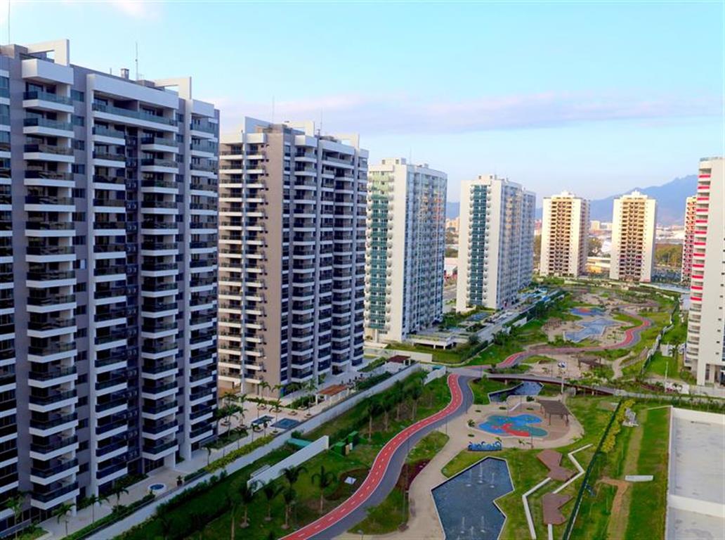 O condomínio Millenio é o encontro da praticidade com a modernidade. Possui unidades double suites de 77 a 82m² em um residencial com serviços. São apartamentos com hall independente para as suites, cozinha americana e varanda. Além de 22 itens na área de lazer, você também encontra a academia Cia Athlética, piscinas aquecidas a gás, carregador de carros elétricos e acesso exclusivo ao parque. Um bairro planejado com modernas tendências urbanísticas e condomínios de alto padrão. Um lugar que une segurança, espaços de lazer e convivência, projetos paisagísticos exuberantes, integração com a natureza, equipamentos de conveniência e facilidades para morar, se divertir, trabalhar e estudar no mesmo lugar. Características Do Imóvel: Cozinha Americana Preparação para Ar Split Do Empreendimento: Academia Acesso 24 Horas Bar da Piscina Brinquedoteca Churrasqueira Ciclovia Controle de Acesso Deck Molhado Espaço CoWorking Espaço Piquenique Fitness Lago Lounge Monitoramento CFTV Piscina Piscina Adulto Piscina Aquecida Piscina Infantil Praça Sala de massagem Salão de Festas Salão de Jogos Sensor de Presença nas áreas comuns Solarium SPA Agende já sua visita: (21) 98127-4413 Spartus Imóveis