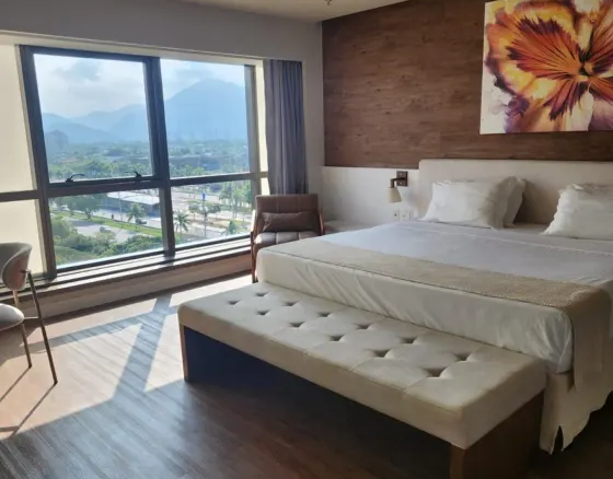 O Vogue Square é um empreendimento luxuoso no ponto mais premium da Barra que reúne no mesmo local: Mall, Offices, Wellness e o Espaço Vogue Eventos. São pilares para uma vida completa, assinados por grandes personalidades. O design contemporâneo valoriza todas as áreas internas e externas do complexo, que se integram de forma sutil num maravilhoso projeto paisagístico. Inspirado nas grandes metrópoles mundiais, desenvolvemos um projeto inédito no Brasil. Com o conceito exclusivo e arquitetura contemporânea os poucos andares do edifício garantem máxima tranquilidade e privacidade, além da estonteante vista para a natureza ao redor. Tudo para você viver uma experiência única e exclusiva na Barra da Tijuca. O Vogue Square é um empreendimento luxuoso que alia excelência em design e diferenciais inovadores para um público seleto. Do trabalho ao lazer, a praticidade estará sempre ao próprio alcance. O Mixed Use completo na região mais privilegiada da Barra da Tijuca com área total de 33.000,90 m². O Vogue Square é composto de 476 unidades, distribuídas em 107 lojas, 368 salas comerciais. Todas as salas comerciais do Vogue Square Life Experience possuem um grande diferencial: serão entregues prontas, com piso de porcelanato ou aminado, teto rebaixado de gesso e distribuição elétrica. Além de opções para ampliação de sala. O Wellness do Vogue Square Life Experience inclui uma academia Bodytech e uma Academia de Tênis, ambas projetadas especialmente para quem leva o bem-estar e o network a sério. Informações: Características do Imóvel/Empreendimento Infra-estrutura Internet Business Center Convenções Escritório Estacionamento Rotativo Quadra de Tênis Rua Asfaltada Segurança Patrimonial Stand de Vendas no Local Piso Porcelanato Sala de Reunião Fitness