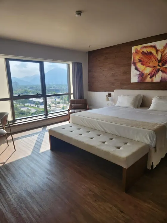 O Vogue Square é um empreendimento luxuoso no ponto mais premium da Barra que reúne no mesmo local: Mall, Offices, Wellness e o Espaço Vogue Eventos. São pilares para uma vida completa, assinados por grandes personalidades. O design contemporâneo valoriza todas as áreas internas e externas do complexo, que se integram de forma sutil num maravilhoso projeto paisagístico. Inspirado nas grandes metrópoles mundiais, desenvolvemos um projeto inédito no Brasil. Com o conceito exclusivo e arquitetura contemporânea os poucos andares do edifício garantem máxima tranquilidade e privacidade, além da estonteante vista para a natureza ao redor. Tudo para você viver uma experiência única e exclusiva na Barra da Tijuca. O Vogue Square é um empreendimento luxuoso que alia excelência em design e diferenciais inovadores para um público seleto. Do trabalho ao lazer, a praticidade estará sempre ao próprio alcance. O Mixed Use completo na região mais privilegiada da Barra da Tijuca com área total de 33.000,90 m². O Vogue Square é composto de 476 unidades, distribuídas em 107 lojas, 368 salas comerciais. Todas as salas comerciais do Vogue Square Life Experience possuem um grande diferencial: serão entregues prontas, com piso de porcelanato ou aminado, teto rebaixado de gesso e distribuição elétrica. Além de opções para ampliação de sala. O Wellness do Vogue Square Life Experience inclui uma academia Bodytech e uma Academia de Tênis, ambas projetadas especialmente para quem leva o bem-estar e o network a sério. Informações: Características do Imóvel/Empreendimento Infra-estrutura Internet Business Center Convenções Escritório Estacionamento Rotativo Quadra de Tênis Rua Asfaltada Segurança Patrimonial Stand de Vendas no Local Piso Porcelanato Sala de Reunião Fitness