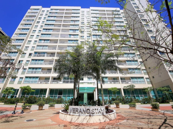 Com instalações modernas em uma região privilegiada da Barra da Tijuca, o Promenade Verano Stay é uma opção confortável e com variadas opções de acomodações. Com ampla infra-estrutura, uma completa área de lazer e vários jardins ao seu redor, o Verano Stay é ideal para aliar negócios a momentos de descontração. Alguns apartamentos oferecem uma área de mini-cozinha com geladeira, fogão e microondas. O Verano possui uma generosa piscina, sauna e sala de fitness com esteira e bicicleta, além de espaços equipados e decorados para a realização de eventos corporativos e sociais. Completam os serviços o acesso gratuito à internet WIFI, TV LCD a cabo e estacionamento. O Verano oferece espaços amplos e modernos, assim como serviços para diferentes formatos de eventos, desde sala para seminários e reuniões de diretoria, como também para eventos maiores com mais de 100 pessoas Características do Imóvel/Empreendimento: Acesso 24 Horas - Coffee Shop - Restaurante - Sauna - Sala de Reunião - Hidromassagem - Fitness Auditório - Serviços Pay-Per-Use - Wi-Fi nas áreas comuns - Repouso - Foyer