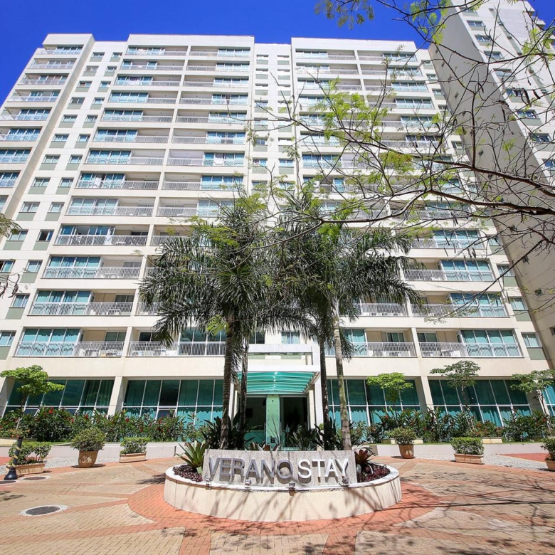 Com instalações modernas em uma região privilegiada da Barra da Tijuca, o Promenade Verano Stay é uma opção confortável e com variadas opções de acomodações. Com ampla infra-estrutura, uma completa área de lazer e vários jardins ao seu redor, o Verano Stay é ideal para aliar negócios a momentos de descontração. Alguns apartamentos oferecem uma área de mini-cozinha com geladeira, fogão e microondas. O Verano possui uma generosa piscina, sauna e sala de fitness com esteira e bicicleta, além de espaços equipados e decorados para a realização de eventos corporativos e sociais. Completam os serviços o acesso gratuito à internet WIFI, TV LCD a cabo e estacionamento. O Verano oferece espaços amplos e modernos, assim como serviços para diferentes formatos de eventos, desde sala para seminários e reuniões de diretoria, como também para eventos maiores com mais de 100 pessoas Características do Imóvel/Empreendimento: Acesso 24 Horas - Coffee Shop - Restaurante - Sauna - Sala de Reunião - Hidromassagem - Fitness Auditório - Serviços Pay-Per-Use - Wi-Fi nas áreas comuns - Repouso - Foyer