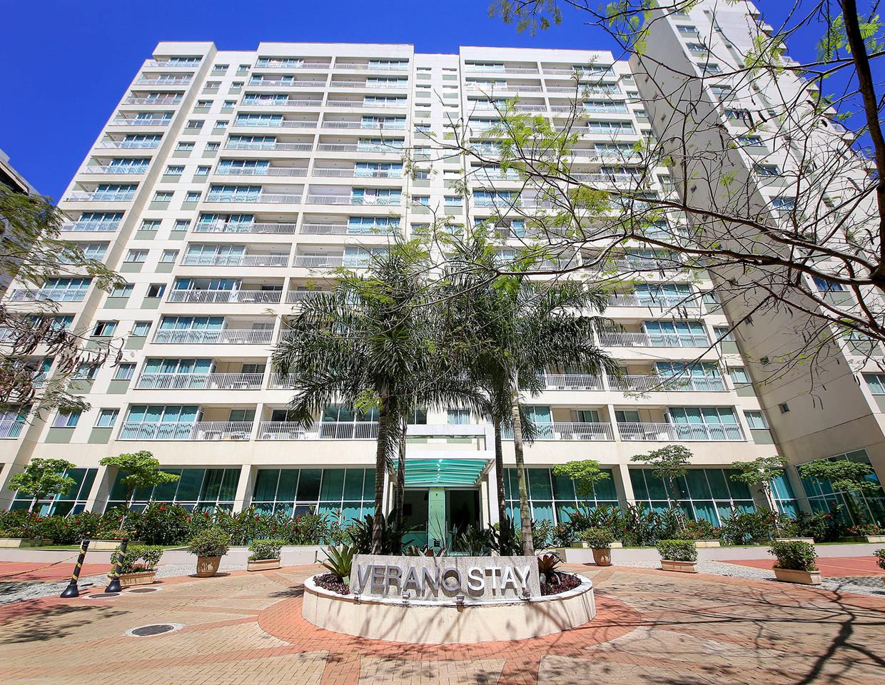 Com instalações modernas em uma região privilegiada da Barra da Tijuca, o Promenade Verano Stay é uma opção confortável e com variadas opções de acomodações. Com ampla infra-estrutura, uma completa área de lazer e vários jardins ao seu redor, o Verano Stay é ideal para aliar negócios a momentos de descontração. Alguns apartamentos oferecem uma área de mini-cozinha com geladeira, fogão e microondas. O Verano possui uma generosa piscina, sauna e sala de fitness com esteira e bicicleta, além de espaços equipados e decorados para a realização de eventos corporativos e sociais. Completam os serviços o acesso gratuito à internet WIFI, TV LCD a cabo e estacionamento. O Verano oferece espaços amplos e modernos, assim como serviços para diferentes formatos de eventos, desde sala para seminários e reuniões de diretoria, como também para eventos maiores com mais de 100 pessoas Características do Imóvel/Empreendimento: Acesso 24 Horas - Coffee Shop - Restaurante - Sauna - Sala de Reunião - Hidromassagem - Fitness Auditório - Serviços Pay-Per-Use - Wi-Fi nas áreas comuns - Repouso - Foyer