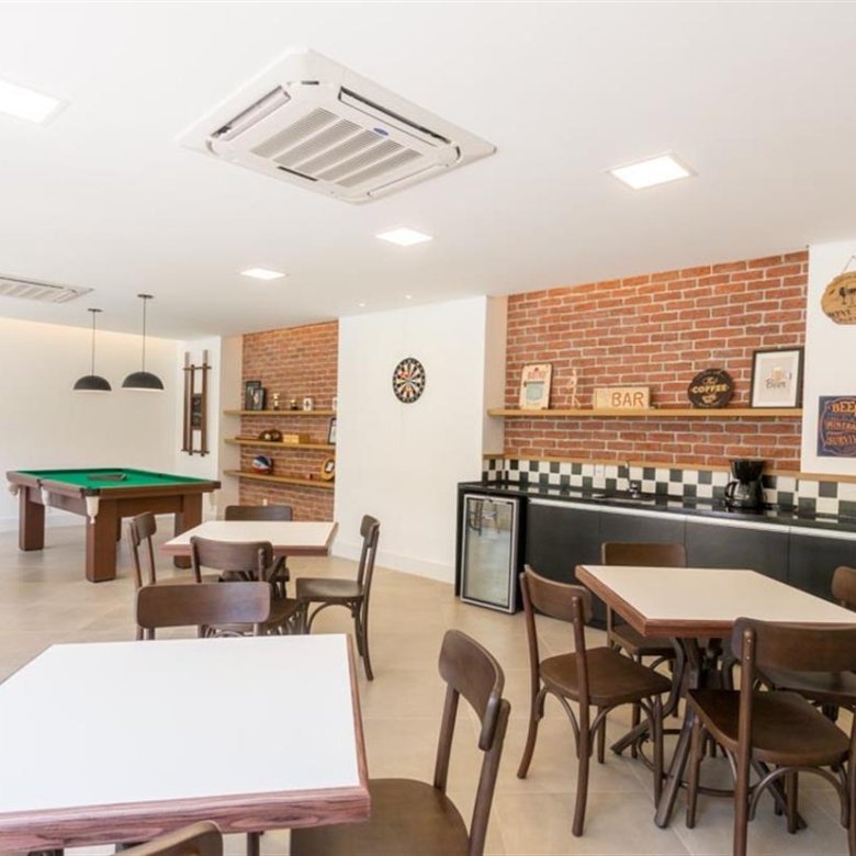 O Líbero é mais novo empreendimento residencial do Freguesia, próximo a Linha Amarela, na Freguesia de Jacarepaguá! Morando no Líbero Jacarepaguá, vá até a esquina pegar um pão quentinho enquanto observa as crianças brincando. Faça novos amigos e descubra novidades todos os dias. Em Jacarepaguá, essas qualidades são parte da tradição. Some a isso mobilidade, conforto, segurança e lazer: bem-vindo ao Líbero, o novo Tegra da região. Aproveite todo o lazer na piscina, relaxando no deck molhado, jogando na quadra, reunindo os amigos no boteco de jogos, no espaço gourmet ou no salão de festas adultos do condomínio. Seus filhos também têm essa opção: o espaço teen e o salão de festas infantil comportam as confraternizações dos pequenos com estilo. No Líbero os apartamento possuem unidades de 2 quartos e coberturas duplex de 3 quartos, de 56m² a 144m². O tempo vira seu melhor amigo: A Praia da Barra está a 15 minutos e a saída da Linha Amarela fica próxima ao condomínio. Características do Imóvel/Empreendimento: Pronto para Morar - Playground - Sala Ginástica - Salão de Festas - Salão de Jogos - Vestiário - Solarium - Piscina - Forno de Pizza - Salão Gourmet - Deck Molhado - Hidromassagem - Sauna integrada a piscina - Espaço Zen - Salão de Festas Infantil - Fitness - Churrasqueira - Bar da Piscina - Salão Multiuso - Brinquedoteca - Piscina Indoor - SPA - Pub - Academia - Cobertura entregue com churrasqueira Agende já sua visita: (21) 98127-4413 Spartus Imóveis