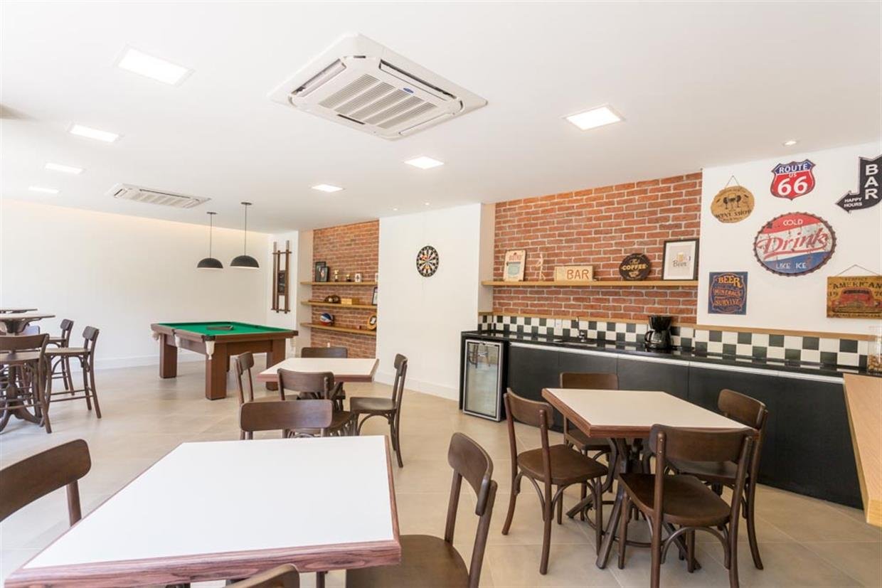 O Líbero é mais novo empreendimento residencial do Freguesia, próximo a Linha Amarela, na Freguesia de Jacarepaguá! Morando no Líbero Jacarepaguá, vá até a esquina pegar um pão quentinho enquanto observa as crianças brincando. Faça novos amigos e descubra novidades todos os dias. Em Jacarepaguá, essas qualidades são parte da tradição. Some a isso mobilidade, conforto, segurança e lazer: bem-vindo ao Líbero, o novo Tegra da região. Aproveite todo o lazer na piscina, relaxando no deck molhado, jogando na quadra, reunindo os amigos no boteco de jogos, no espaço gourmet ou no salão de festas adultos do condomínio. Seus filhos também têm essa opção: o espaço teen e o salão de festas infantil comportam as confraternizações dos pequenos com estilo. No Líbero os apartamento possuem unidades de 2 quartos e coberturas duplex de 3 quartos, de 56m² a 144m². O tempo vira seu melhor amigo: A Praia da Barra está a 15 minutos e a saída da Linha Amarela fica próxima ao condomínio. Características do Imóvel/Empreendimento: Pronto para Morar - Playground - Sala Ginástica - Salão de Festas - Salão de Jogos - Vestiário - Solarium - Piscina - Forno de Pizza - Salão Gourmet - Deck Molhado - Hidromassagem - Sauna integrada a piscina - Espaço Zen - Salão de Festas Infantil - Fitness - Churrasqueira - Bar da Piscina - Salão Multiuso - Brinquedoteca - Piscina Indoor - SPA - Pub - Academia - Cobertura entregue com churrasqueira Agende já sua visita: (21) 98127-4413 Spartus Imóveis