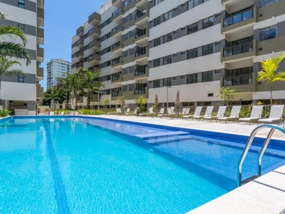 O Líbero é mais novo empreendimento residencial do Freguesia, próximo a Linha Amarela, na Freguesia de Jacarepaguá! Morando no Líbero Jacarepaguá, vá até a esquina pegar um pão quentinho enquanto observa as crianças brincando. Faça novos amigos e descubra novidades todos os dias. Em Jacarepaguá, essas qualidades são parte da tradição. Some a isso mobilidade, conforto, segurança e lazer: bem-vindo ao Líbero, o novo Tegra da região. Aproveite todo o lazer na piscina, relaxando no deck molhado, jogando na quadra, reunindo os amigos no boteco de jogos, no espaço gourmet ou no salão de festas adultos do condomínio. Seus filhos também têm essa opção: o espaço teen e o salão de festas infantil comportam as confraternizações dos pequenos com estilo. No Líbero os apartamento possuem unidades de 2 quartos e coberturas duplex de 3 quartos, de 56m² a 144m². O tempo vira seu melhor amigo: A Praia da Barra está a 15 minutos e a saída da Linha Amarela fica próxima ao condomínio. Características do Imóvel/Empreendimento: Pronto para Morar - Playground - Sala Ginástica - Salão de Festas - Salão de Jogos - Vestiário - Solarium - Piscina - Forno de Pizza - Salão Gourmet - Deck Molhado - Hidromassagem - Sauna integrada a piscina - Espaço Zen - Salão de Festas Infantil - Fitness - Churrasqueira - Bar da Piscina - Salão Multiuso - Brinquedoteca - Piscina Indoor - SPA - Pub - Academia - Cobertura entregue com churrasqueira Agende já sua visita: (21) 98127-4413 Spartus Imóveis