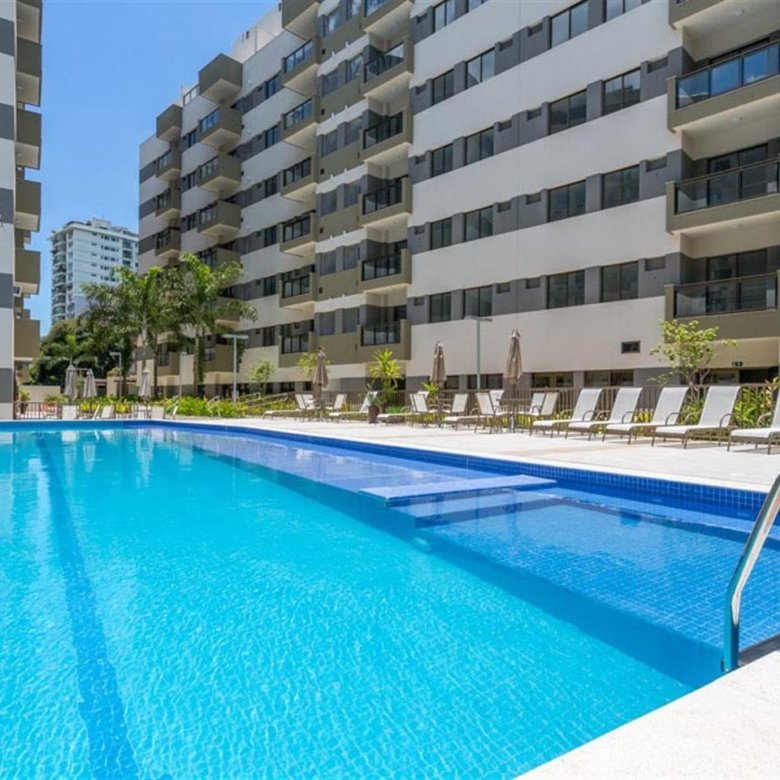 O Líbero é mais novo empreendimento residencial do Freguesia, próximo a Linha Amarela, na Freguesia de Jacarepaguá! Morando no Líbero Jacarepaguá, vá até a esquina pegar um pão quentinho enquanto observa as crianças brincando. Faça novos amigos e descubra novidades todos os dias. Em Jacarepaguá, essas qualidades são parte da tradição. Some a isso mobilidade, conforto, segurança e lazer: bem-vindo ao Líbero, o novo Tegra da região. Aproveite todo o lazer na piscina, relaxando no deck molhado, jogando na quadra, reunindo os amigos no boteco de jogos, no espaço gourmet ou no salão de festas adultos do condomínio. Seus filhos também têm essa opção: o espaço teen e o salão de festas infantil comportam as confraternizações dos pequenos com estilo. No Líbero os apartamento possuem unidades de 2 quartos e coberturas duplex de 3 quartos, de 56m² a 144m². O tempo vira seu melhor amigo: A Praia da Barra está a 15 minutos e a saída da Linha Amarela fica próxima ao condomínio. Características do Imóvel/Empreendimento: Pronto para Morar - Playground - Sala Ginástica - Salão de Festas - Salão de Jogos - Vestiário - Solarium - Piscina - Forno de Pizza - Salão Gourmet - Deck Molhado - Hidromassagem - Sauna integrada a piscina - Espaço Zen - Salão de Festas Infantil - Fitness - Churrasqueira - Bar da Piscina - Salão Multiuso - Brinquedoteca - Piscina Indoor - SPA - Pub - Academia - Cobertura entregue com churrasqueira Agende já sua visita: (21) 98127-4413 Spartus Imóveis