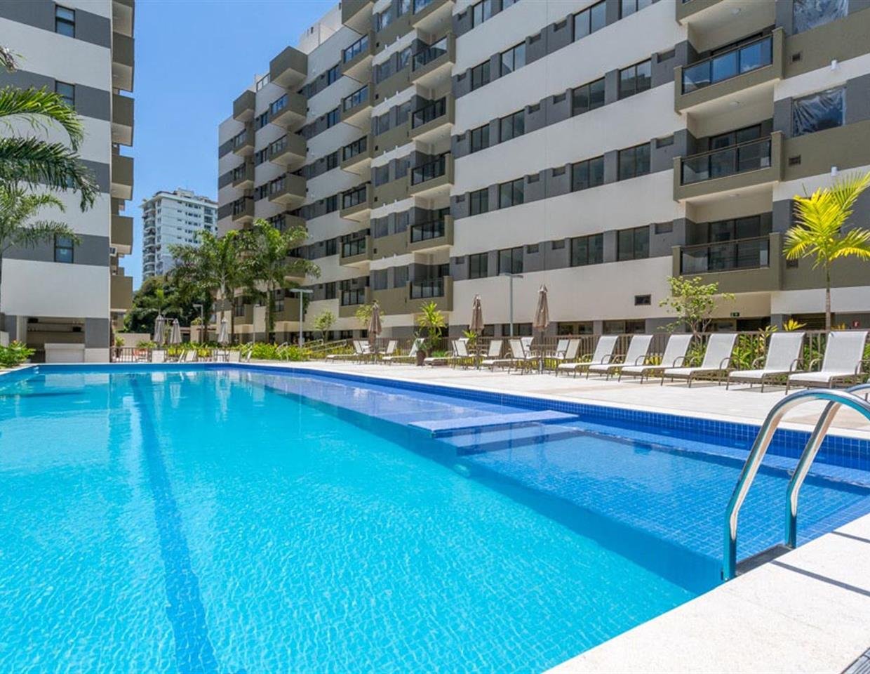 O Líbero é mais novo empreendimento residencial do Freguesia, próximo a Linha Amarela, na Freguesia de Jacarepaguá! Morando no Líbero Jacarepaguá, vá até a esquina pegar um pão quentinho enquanto observa as crianças brincando. Faça novos amigos e descubra novidades todos os dias. Em Jacarepaguá, essas qualidades são parte da tradição. Some a isso mobilidade, conforto, segurança e lazer: bem-vindo ao Líbero, o novo Tegra da região. Aproveite todo o lazer na piscina, relaxando no deck molhado, jogando na quadra, reunindo os amigos no boteco de jogos, no espaço gourmet ou no salão de festas adultos do condomínio. Seus filhos também têm essa opção: o espaço teen e o salão de festas infantil comportam as confraternizações dos pequenos com estilo. No Líbero os apartamento possuem unidades de 2 quartos e coberturas duplex de 3 quartos, de 56m² a 144m². O tempo vira seu melhor amigo: A Praia da Barra está a 15 minutos e a saída da Linha Amarela fica próxima ao condomínio. Características do Imóvel/Empreendimento: Pronto para Morar - Playground - Sala Ginástica - Salão de Festas - Salão de Jogos - Vestiário - Solarium - Piscina - Forno de Pizza - Salão Gourmet - Deck Molhado - Hidromassagem - Sauna integrada a piscina - Espaço Zen - Salão de Festas Infantil - Fitness - Churrasqueira - Bar da Piscina - Salão Multiuso - Brinquedoteca - Piscina Indoor - SPA - Pub - Academia - Cobertura entregue com churrasqueira Agende já sua visita: (21) 98127-4413 Spartus Imóveis