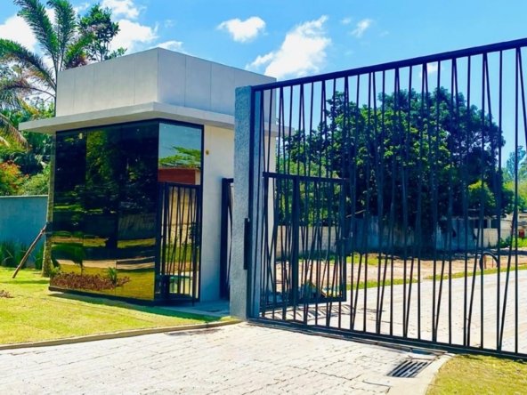 Descubra o seu refúgio de qualidade de vida no Personale Residence, um local perfeito para realizar seus sonhos de uma casa tranquila e bem localizada, cercada pela beleza da natureza e ar puro. Desfrute de uma nova vida com o máximo de conforto e qualidade. Localizado na Zona Oeste do Rio, Vargem Grande oferece ares de cidade do interior com uma pitada do estilo urbano que você deseja. Uma união encantadora entre o rústico e o moderno. Neste condomínio, você terá acesso a uma ampla variedade de opções de lazer, que revitalizarão corpo e alma. Além disso, a região é um verdadeiro paraíso gastronômico, com uma grande diversidade de restaurantes e opções de vida noturna para agradar a todos os gostos. A comodidade também é garantida, com uma estrutura de comércio bem desenvolvida. Em apenas alguns minutos, você estará próximo a shoppings e locais de conveniência. Além disso, o empreendimento Personale Residence adota práticas sustentáveis, incluindo coleta seletiva de lixo, lâmpadas solares nos postes, um aplicativo de gestão, monitoramento eletrônico e fiação subterrânea, promovendo um ambiente mais seguro e ecológico. Esta é a oportunidade de viver o seu futuro com estilo e conforto. Venha fazer parte deste cenário encantador e comece uma nova vida em um espaço que oferece o melhor em qualidade de vida. Agende já sua visita: (21) 98127-4413 Spartus Imóveis