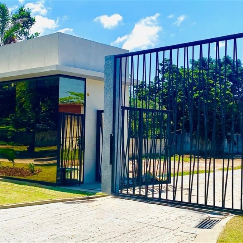 Descubra o seu refúgio de qualidade de vida no Personale Residence, um local perfeito para realizar seus sonhos de uma casa tranquila e bem localizada, cercada pela beleza da natureza e ar puro. Desfrute de uma nova vida com o máximo de conforto e qualidade. Localizado na Zona Oeste do Rio, Vargem Grande oferece ares de cidade do interior com uma pitada do estilo urbano que você deseja. Uma união encantadora entre o rústico e o moderno. Neste condomínio, você terá acesso a uma ampla variedade de opções de lazer, que revitalizarão corpo e alma. Além disso, a região é um verdadeiro paraíso gastronômico, com uma grande diversidade de restaurantes e opções de vida noturna para agradar a todos os gostos. A comodidade também é garantida, com uma estrutura de comércio bem desenvolvida. Em apenas alguns minutos, você estará próximo a shoppings e locais de conveniência. Além disso, o empreendimento Personale Residence adota práticas sustentáveis, incluindo coleta seletiva de lixo, lâmpadas solares nos postes, um aplicativo de gestão, monitoramento eletrônico e fiação subterrânea, promovendo um ambiente mais seguro e ecológico. Esta é a oportunidade de viver o seu futuro com estilo e conforto. Venha fazer parte deste cenário encantador e comece uma nova vida em um espaço que oferece o melhor em qualidade de vida. Agende já sua visita: (21) 98127-4413 Spartus Imóveis
