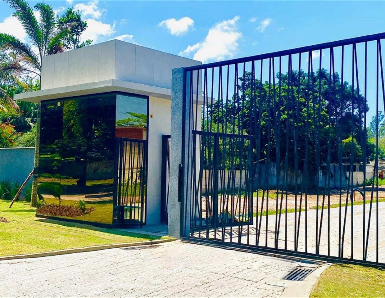 Descubra o seu refúgio de qualidade de vida no Personale Residence, um local perfeito para realizar seus sonhos de uma casa tranquila e bem localizada, cercada pela beleza da natureza e ar puro. Desfrute de uma nova vida com o máximo de conforto e qualidade. Localizado na Zona Oeste do Rio, Vargem Grande oferece ares de cidade do interior com uma pitada do estilo urbano que você deseja. Uma união encantadora entre o rústico e o moderno. Neste condomínio, você terá acesso a uma ampla variedade de opções de lazer, que revitalizarão corpo e alma. Além disso, a região é um verdadeiro paraíso gastronômico, com uma grande diversidade de restaurantes e opções de vida noturna para agradar a todos os gostos. A comodidade também é garantida, com uma estrutura de comércio bem desenvolvida. Em apenas alguns minutos, você estará próximo a shoppings e locais de conveniência. Além disso, o empreendimento Personale Residence adota práticas sustentáveis, incluindo coleta seletiva de lixo, lâmpadas solares nos postes, um aplicativo de gestão, monitoramento eletrônico e fiação subterrânea, promovendo um ambiente mais seguro e ecológico. Esta é a oportunidade de viver o seu futuro com estilo e conforto. Venha fazer parte deste cenário encantador e comece uma nova vida em um espaço que oferece o melhor em qualidade de vida. Agende já sua visita: (21) 98127-4413 Spartus Imóveis