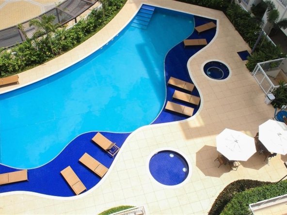 Venha sentir de perto o que é morar em um condomínio exclusivo de apartamentos, com lazer tão completo quanto o de um clube privado e um bosque particular com 6 mil m² de área verde. Uma autêntica ilha de tranquilidade para você e sua família, próximo aos principais polos comercias de Jacarepaguá e de toda a infraestrutura do bairro. Com uma localização privilegiada, está perto das mais importantes vias, como da Linha Amarela e seus acessos à Barra e à Zona Norte. São apartamentos de 2, 3 e 4 quartos com área privativa entre 60 e 109m²; coberturas duplex com área privativa entre 120 e 218 m², possui 1 ou 3 suítes, ampla varanda e 1 vaga de garagem para as unidades de 2 e 3 quartos e 1 vaga dupla para as unidades de 4 quartos e coberturas. Com porcelanato em todos os cômodos e previsão para split, sem custo. Coberturas com opção de churrasqueira e piscina. Infraestrutura de lazer completa e um bosque privativo. Área total do terreno de 16.500m². Características do Imóvel/Empreendimento: Coffee Shop - Playground - Quadra Poliesportiva - Salão de Festas - Salão de Jogos - Sauna - Vestiário - Pista de Cooper - Piscina - Forno de Pizza - Salão Gourmet - Varanda gourmet - Piso Porcelanato - Preparação para Ar Split - Sala de Reunião - Sala de Estudos - Salão de Festas Infantil - Fitness Bicicletário - Salão de Jogos Teen - Churrasqueira - Brinquedoteca - Espaço Piquenique - Arvorismo - SPA - Repouso Fitness Externo Agende já sua visita: (21) 98127-4413 Spartus Imóveis