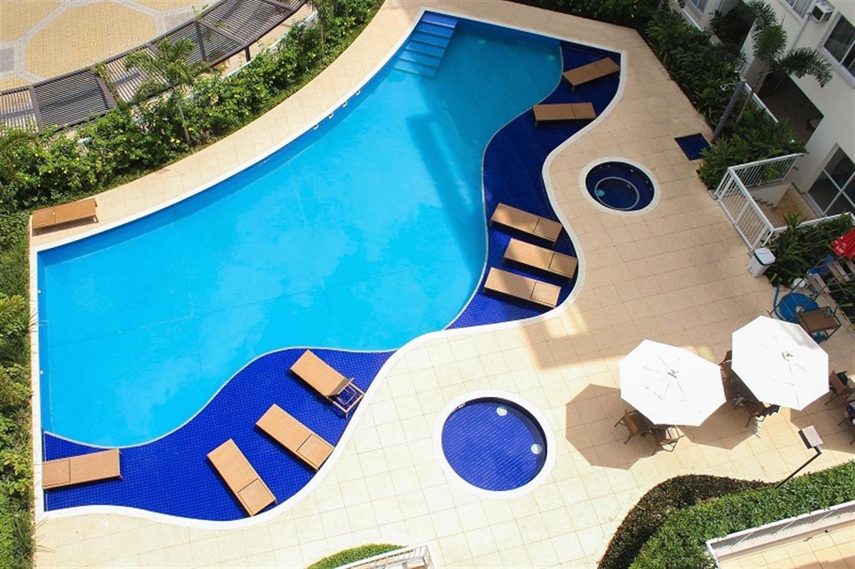 Venha sentir de perto o que é morar em um condomínio exclusivo de apartamentos, com lazer tão completo quanto o de um clube privado e um bosque particular com 6 mil m² de área verde. Uma autêntica ilha de tranquilidade para você e sua família, próximo aos principais polos comercias de Jacarepaguá e de toda a infraestrutura do bairro. Com uma localização privilegiada, está perto das mais importantes vias, como da Linha Amarela e seus acessos à Barra e à Zona Norte. São apartamentos de 2, 3 e 4 quartos com área privativa entre 60 e 109m²; coberturas duplex com área privativa entre 120 e 218 m², possui 1 ou 3 suítes, ampla varanda e 1 vaga de garagem para as unidades de 2 e 3 quartos e 1 vaga dupla para as unidades de 4 quartos e coberturas. Com porcelanato em todos os cômodos e previsão para split, sem custo. Coberturas com opção de churrasqueira e piscina. Infraestrutura de lazer completa e um bosque privativo. Área total do terreno de 16.500m². Características do Imóvel/Empreendimento: Coffee Shop - Playground - Quadra Poliesportiva - Salão de Festas - Salão de Jogos - Sauna - Vestiário - Pista de Cooper - Piscina - Forno de Pizza - Salão Gourmet - Varanda gourmet - Piso Porcelanato - Preparação para Ar Split - Sala de Reunião - Sala de Estudos - Salão de Festas Infantil - Fitness Bicicletário - Salão de Jogos Teen - Churrasqueira - Brinquedoteca - Espaço Piquenique - Arvorismo - SPA - Repouso Fitness Externo Agende já sua visita: (21) 98127-4413 Spartus Imóveis