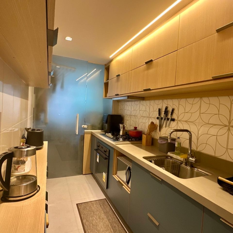 Barra Olímpica - Barra da Tijuca - Excelente Apartamento totalmente reformado e decorado, com vista livre para o lazer, 3 Quartos (2 Suítes), Sala em 2 ambientes (Porcelanato) com Gesso e Iluminação em Led, com Ampla Varanda toda Fechada com Cortina de Vidro - Cozinha com Armários Planejados com Fogão Cooktop, Forno Embutido, Gesso e Iluminação em Led - Corredor com Armários - Todo com Armários Planejados (Todos os ambientes) *Porteira Fechada!!! Oportunidade !!!* Condomínio Único na Barra Olímpica com Total Infraestrutura de Lazer e Segurança Patrimonial 24hs; Com Vista Lagoa - Excelente localização, Próximo das Principais Vias de acesso da Barra da Tijuca, Frente ao Shopping Metropolitano, e perto dos principais Shoppings, Hospitais, Supermercados, Comércio em Geral da Barra da Tijuca, ao lado da melhor Maternidade do Rio de Janeiro, e perto do Aeroporto de Jacarepaguá, e ao lado do futuro maior Parque de Entretenimento da América Latina, o IMAGINE. O Condomínio Essence está localizado na região de Maior Valorização da Barra da Tijuca!!! Porteira Fechada! Oportunidade !!! Ar-Condicionado Split na Sala e nos Quartos Varandão fechado com cortina de vidro e teto solar Armários Planejados em todos os ambientes Cozinha Gourmet Planejada Completa 1 Vaga de garagem Valor: R$ 1.100.000,00 CONDOMÍNIO COM LAZER INDISCUTÍVEL !!!! Interfone - Pronto para Morar - Acesso 24 Horas - Estacionamento Visitantes - Quadra Poliesportiva - Sala Ginástica - Salão de Festas - Sauna - Home Theater - Pista de Cooper - Spa/Hidromassagem - Piscina - Forno de Pizza - Salão Gourmet - Redário - Hidromassagem - Espaço Zen - Lounge - Salão de Festas Infantil - Fitness - Bicicletário - Sala de massagem - Salão de Jogos Teen - Salão de Beleza - Churrasqueira - Sala de Leitura - Spinning - Campo de Grama Sintética - Brinquedoteca - Espaço Piquenique - Piscina Indoor - Garage Band - Arvorismo - Academia. O Condomínio possui ainda: Fachada Totalmente Revestida, Vaga para Carro elétrico, Vista Indevassável para a Lagoa e muito mais!!! Vá a pé para o Shopping Metropolitano, perto do BRT Abelardo Bueno. Infraestrutura de lazer completa, com Bosque de 4000m2, além do Espaço Essence. Agende já sua visita e se apaixone pelo seu novo estilo de vida!!!