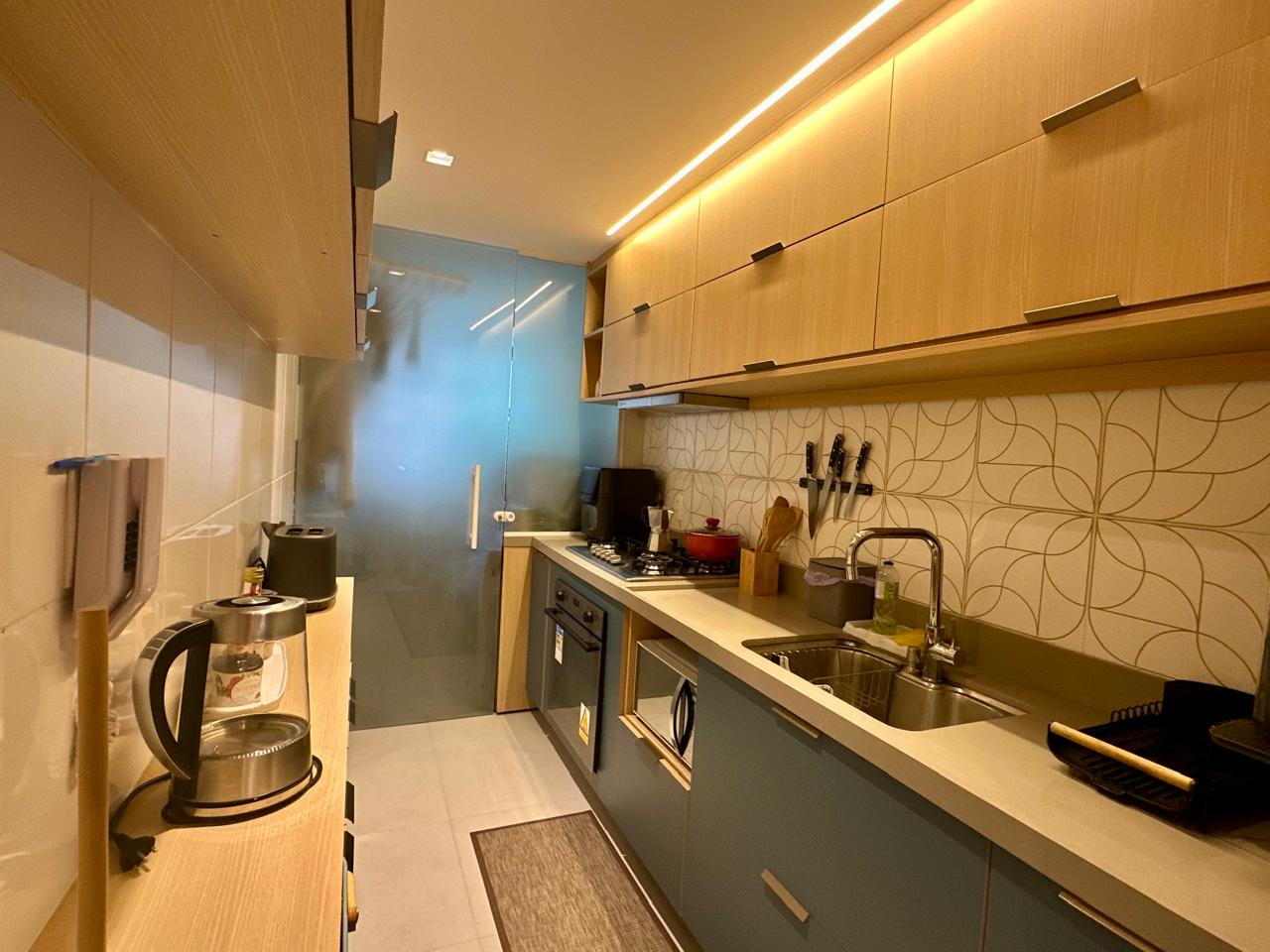 Barra Olímpica - Barra da Tijuca - Excelente Apartamento totalmente reformado e decorado, com vista livre para o lazer, 3 Quartos (2 Suítes), Sala em 2 ambientes (Porcelanato) com Gesso e Iluminação em Led, com Ampla Varanda toda Fechada com Cortina de Vidro - Cozinha com Armários Planejados com Fogão Cooktop, Forno Embutido, Gesso e Iluminação em Led - Corredor com Armários - Todo com Armários Planejados (Todos os ambientes) *Porteira Fechada!!! Oportunidade !!!* Condomínio Único na Barra Olímpica com Total Infraestrutura de Lazer e Segurança Patrimonial 24hs; Com Vista Lagoa - Excelente localização, Próximo das Principais Vias de acesso da Barra da Tijuca, Frente ao Shopping Metropolitano, e perto dos principais Shoppings, Hospitais, Supermercados, Comércio em Geral da Barra da Tijuca, ao lado da melhor Maternidade do Rio de Janeiro, e perto do Aeroporto de Jacarepaguá, e ao lado do futuro maior Parque de Entretenimento da América Latina, o IMAGINE. O Condomínio Essence está localizado na região de Maior Valorização da Barra da Tijuca!!! Porteira Fechada! Oportunidade !!! Ar-Condicionado Split na Sala e nos Quartos Varandão fechado com cortina de vidro e teto solar Armários Planejados em todos os ambientes Cozinha Gourmet Planejada Completa 1 Vaga de garagem Valor: R$ 1.100.000,00 CONDOMÍNIO COM LAZER INDISCUTÍVEL !!!! Interfone - Pronto para Morar - Acesso 24 Horas - Estacionamento Visitantes - Quadra Poliesportiva - Sala Ginástica - Salão de Festas - Sauna - Home Theater - Pista de Cooper - Spa/Hidromassagem - Piscina - Forno de Pizza - Salão Gourmet - Redário - Hidromassagem - Espaço Zen - Lounge - Salão de Festas Infantil - Fitness - Bicicletário - Sala de massagem - Salão de Jogos Teen - Salão de Beleza - Churrasqueira - Sala de Leitura - Spinning - Campo de Grama Sintética - Brinquedoteca - Espaço Piquenique - Piscina Indoor - Garage Band - Arvorismo - Academia. O Condomínio possui ainda: Fachada Totalmente Revestida, Vaga para Carro elétrico, Vista Indevassável para a Lagoa e muito mais!!! Vá a pé para o Shopping Metropolitano, perto do BRT Abelardo Bueno. Infraestrutura de lazer completa, com Bosque de 4000m2, além do Espaço Essence. Agende já sua visita e se apaixone pelo seu novo estilo de vida!!!