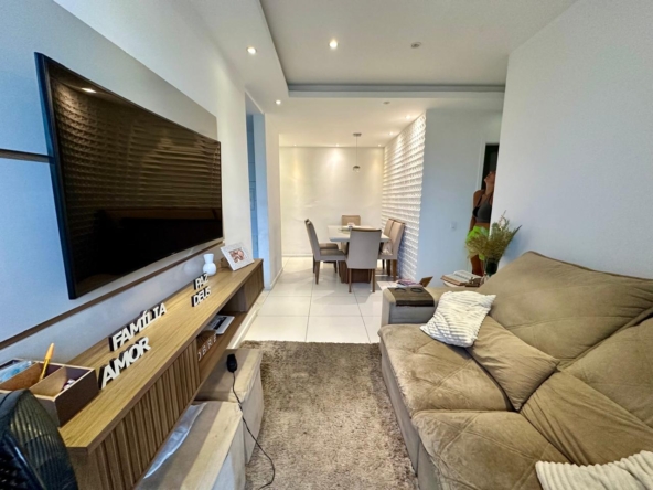 Vendo Apartamento 3 Quartos (Suíte), Sala em 2 ambientes com varanda, , Banheiro Social, Cozinha integrada com Área de Serviço. 1 Vaga. Andar Alto - Vista voltada para Jacarepaguá - Apartamento votado para frente do Condomínio - Condomínio com lazer e segurança. Piscina com churrasqueira, Quadra Poliesportiva, Academia, Brinquedoteca, Área Kids, Salão de Festas, MiniMarket, ... OPORTUNIDADE!!!!