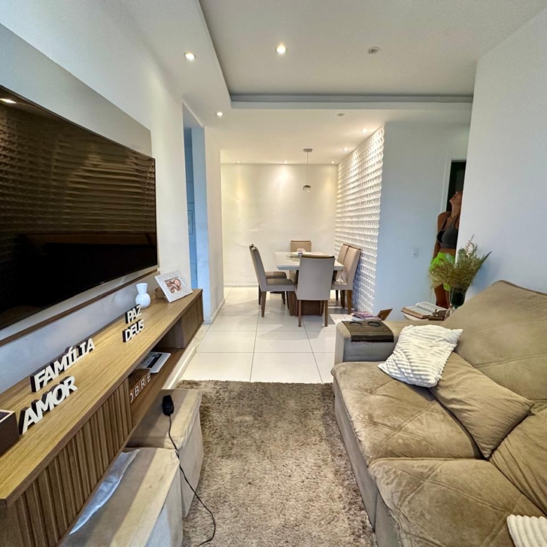 Vendo Apartamento 3 Quartos (Suíte), Sala em 2 ambientes com varanda, , Banheiro Social, Cozinha integrada com Área de Serviço. 1 Vaga. Andar Alto - Vista voltada para Jacarepaguá - Apartamento votado para frente do Condomínio - Condomínio com lazer e segurança. Piscina com churrasqueira, Quadra Poliesportiva, Academia, Brinquedoteca, Área Kids, Salão de Festas, MiniMarket, ... OPORTUNIDADE!!!!