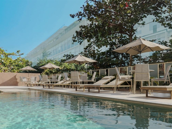 Soul Rio: Seu Novo Capítulo Começa em Laranjeiras! Studios e 2 Quartos Esperam por Você Descubra o Soul Rio, um lançamento exclusivo no coração de Laranjeiras, Rio de Janeiro, localizado na Gago Coutinho. Escolha entre a praticidade de studios modernos ou o conforto de apartamentos de 2 quartos, com metragens que variam de 27m² a 82m², projetados para se adaptarem ao seu estilo de vida. Com opções de 0 a 2 banheiros e até 1 vaga de garagem, o Soul Rio oferece a versatilidade que você procura em um só lugar. Prepare-se para viver a experiência de um novo lar em um dos bairros mais charmosos da cidade. Agende já sua visita: (21) 98127-4413 Spartus Imóveis