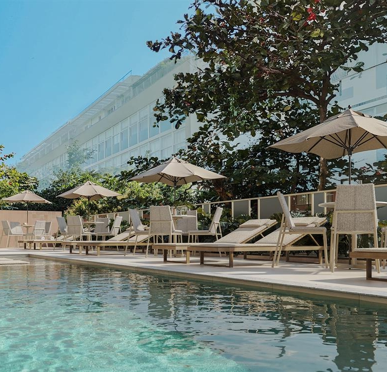 Soul Rio: Seu Novo Capítulo Começa em Laranjeiras! Studios e 2 Quartos Esperam por Você Descubra o Soul Rio, um lançamento exclusivo no coração de Laranjeiras, Rio de Janeiro, localizado na Gago Coutinho. Escolha entre a praticidade de studios modernos ou o conforto de apartamentos de 2 quartos, com metragens que variam de 27m² a 82m², projetados para se adaptarem ao seu estilo de vida. Com opções de 0 a 2 banheiros e até 1 vaga de garagem, o Soul Rio oferece a versatilidade que você procura em um só lugar. Prepare-se para viver a experiência de um novo lar em um dos bairros mais charmosos da cidade. Agende já sua visita: (21) 98127-4413 Spartus Imóveis
