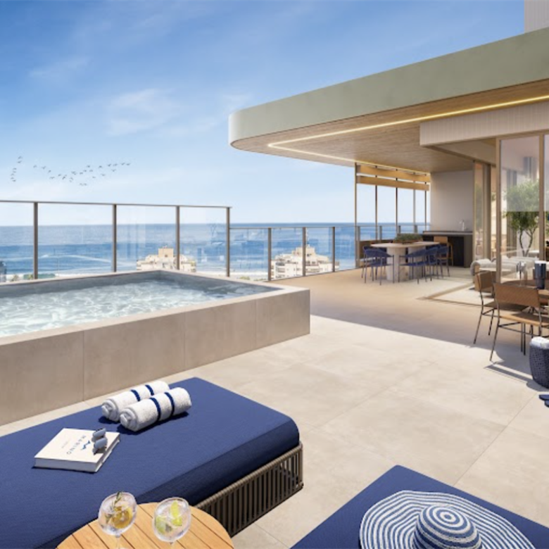O Marino by Breton é um empreendimento residencial de alto padrão localizado na Avenida Sobral Pinto, 4.225, antiga Avenida Prefeito Dulcídio Cardoso, Posto 6, Barra da Tijuca, Rio de Janeiro – RJ. Com apenas 47 unidades e três apartamentos por pavimento, o projeto combina exclusividade, arquitetura contemporânea e o estilo autoral da Breton em seu primeiro branded residence no Brasil. O empreendimento oferece apartamentos de 3 e 4 suítes, com áreas privativas de 135,76 m² a 200,94 m², além de duas coberturas lineares de 4 suítes, com 287,17 m² e 289,26 m². As plantas foram desenvolvidas para proporcionar amplitude, integração e conforto, com ambientes sociais generosos, varandas, lavabo e dependências de serviço. As unidades possuem de 2 a 3 vagas, enquanto as coberturas contam com 4 vagas. Nos apartamentos de 4 suítes, o living se integra à cozinha e à varanda, favorecendo a convivência e valorizando a paisagem. As unidades de 200,63 m² e 200,94 m² contam com lavabo, dependência completa e três vagas. Já os apartamentos de 135,76 m² apresentam três suítes, lavabo, banheiro de serviço e duas vagas. As coberturas lineares oferecem piscina privativa, churrasqueira a carvão, lavabo, dependência completa e amplos terraços. A localização reúne alguns dos principais atributos da Barra da Tijuca. O Marino está próximo à praia, ao polo gastronômico e comercial da Avenida Olegário Maciel, a lojas, serviços e shoppings de alto padrão. O endereço também proporciona acesso rápido às principais vias da Zona Oeste e ao Metrô Jardim Oceânico, facilitando os deslocamentos pela cidade. O material destaca ainda uma vista de 360 graus, com perspectivas para o Recreio, Quebra-Mar, Lagoa, Pedra da Gávea e mar da Barra da Tijuca. A área de lazer, inspirada nos beach clubs internacionais, foi planejada para diferentes momentos da rotina. O condomínio oferece: - piscina adulta e piscina infantil; - academia e Smart Bike; - spa com ducha, espaço de repouso e hidromassagem; - sauna e sala de massagem; - Gelo Health; - espaço gourmet; - espaço kids e espaço teen; - pet care; - meeting room; - estúdio de podcast; - espaço multiuso; - minimercado. Os moradores também terão acesso a um Beach Point na praia, com benefícios previstos no material, como descontos em aulas do Burle Experience, condições especiais para consumo de comidas e bebidas, disponibilidade de cadeiras e barracas de praia e utilização gratuita de prancha Marino. Esses benefícios estão sujeitos às condições da parceria comercial e à aprovação condominial indicada no book. Entre as facilidades do empreendimento estão lobby de espera para transporte alternativo, sala de motoristas, bicicletário, pranchário e espaço para recebimento de delivery. O projeto também contempla iniciativas de sustentabilidade, como coleta seletiva, medidores individuais de água, temporizadores de torneiras e sensores de iluminação nas áreas comuns, além de processo de certificação EDGE. A segurança funciona 24 horas e inclui guarita condominial, controle de acesso por biometria facial, senha e tag, portões eletrônicos para pedestres e veículos, interfonia por aplicativo, segurança perimetral, monitoramento por CFTV nas áreas comuns e sistema de segurança para garagem. Com arquitetura assinada, lazer completo, serviços diferenciados e localização estratégica entre o mar e os principais pontos comerciais da Barra da Tijuca, o Marino by Breton foi concebido para quem busca sofisticação, privacidade e uma experiência residencial integrada ao estilo de vida da praia.