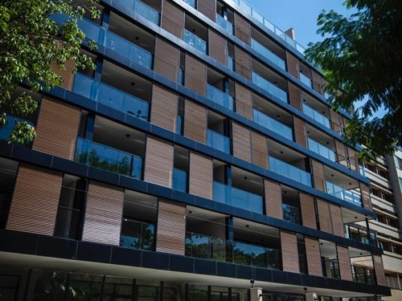 Se você busca morar em um local moderno, espaçoso e com sofisticado, esse é um empreendimento que combina com seu perfil definitivamente. Além da arquitetura diferenciada com projeto de fachada por Rafael Borelli e projeto de decoração Studio Ro+ca, o prédio oferece diferenciais e uma infraestrutura completa em um residencial inovador na região da Lagoa. Apartamentos de 3 a 5 quartos com alto padrão, em frente à Lagoa Rodrigo de Freitas! Um lançamento único, com localização exclusiva e arquitetura diferenciada. More próximo a todo o lazer, restaurantes e à beleza da Lagoa, e ao lado do Jardim Botânico. Agende já sua visita: (21) 98127-4413