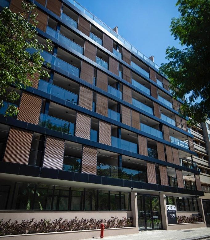 Se você busca morar em um local moderno, espaçoso e com sofisticado, esse é um empreendimento que combina com seu perfil definitivamente. Além da arquitetura diferenciada com projeto de fachada por Rafael Borelli e projeto de decoração Studio Ro+ca, o prédio oferece diferenciais e uma infraestrutura completa em um residencial inovador na região da Lagoa. Apartamentos de 3 a 5 quartos com alto padrão, em frente à Lagoa Rodrigo de Freitas! Um lançamento único, com localização exclusiva e arquitetura diferenciada. More próximo a todo o lazer, restaurantes e à beleza da Lagoa, e ao lado do Jardim Botânico. Agende já sua visita: (21) 98127-4413