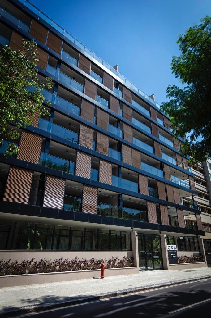 Se você busca morar em um local moderno, espaçoso e com sofisticado, esse é um empreendimento que combina com seu perfil definitivamente. Além da arquitetura diferenciada com projeto de fachada por Rafael Borelli e projeto de decoração Studio Ro+ca, o prédio oferece diferenciais e uma infraestrutura completa em um residencial inovador na região da Lagoa. Apartamentos de 3 a 5 quartos com alto padrão, em frente à Lagoa Rodrigo de Freitas! Um lançamento único, com localização exclusiva e arquitetura diferenciada. More próximo a todo o lazer, restaurantes e à beleza da Lagoa, e ao lado do Jardim Botânico. Agende já sua visita: (21) 98127-4413