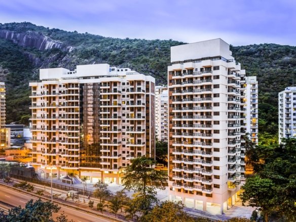 O Vintage Way está localizado ao lado do futuro Metrô de São Conrado e possui facilidade de acesso à Barra e à Zona Sul. O empreendimento possui 2 blocos de apartamentos de 2 quartos lineares ou duplex com área privativa entre 78 e 103 m² no Edifício Brick Lane; e no Edifício Camden Town apartamentos double suítes com área entre 82 e 87 m². AS unidades possuem 1 ou 2 suítes, varanda, preparação para ar condicionado split; 1 vaga de garagem e 1 ano de Sky grátis. O Vintage Way conta com lazer na cobertura dos 2 blocos, serviços pay-per-use e segurança total. Condomínio administrado pela Promenade. Características do Imóvel/Empreendimento: Acesso 24 Horas - Coffee Shop - Salão de Jogos -Com Serviços - Piscina - Salão Gourmet Varanda gourmet - Preparação para Ar Split - Serviços Pay-Per-Use+