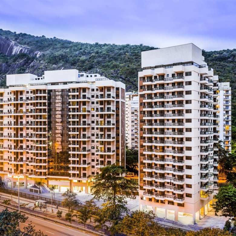O Vintage Way está localizado ao lado do futuro Metrô de São Conrado e possui facilidade de acesso à Barra e à Zona Sul. O empreendimento possui 2 blocos de apartamentos de 2 quartos lineares ou duplex com área privativa entre 78 e 103 m² no Edifício Brick Lane; e no Edifício Camden Town apartamentos double suítes com área entre 82 e 87 m². AS unidades possuem 1 ou 2 suítes, varanda, preparação para ar condicionado split; 1 vaga de garagem e 1 ano de Sky grátis. O Vintage Way conta com lazer na cobertura dos 2 blocos, serviços pay-per-use e segurança total. Condomínio administrado pela Promenade. Características do Imóvel/Empreendimento: Acesso 24 Horas - Coffee Shop - Salão de Jogos -Com Serviços - Piscina - Salão Gourmet Varanda gourmet - Preparação para Ar Split - Serviços Pay-Per-Use+