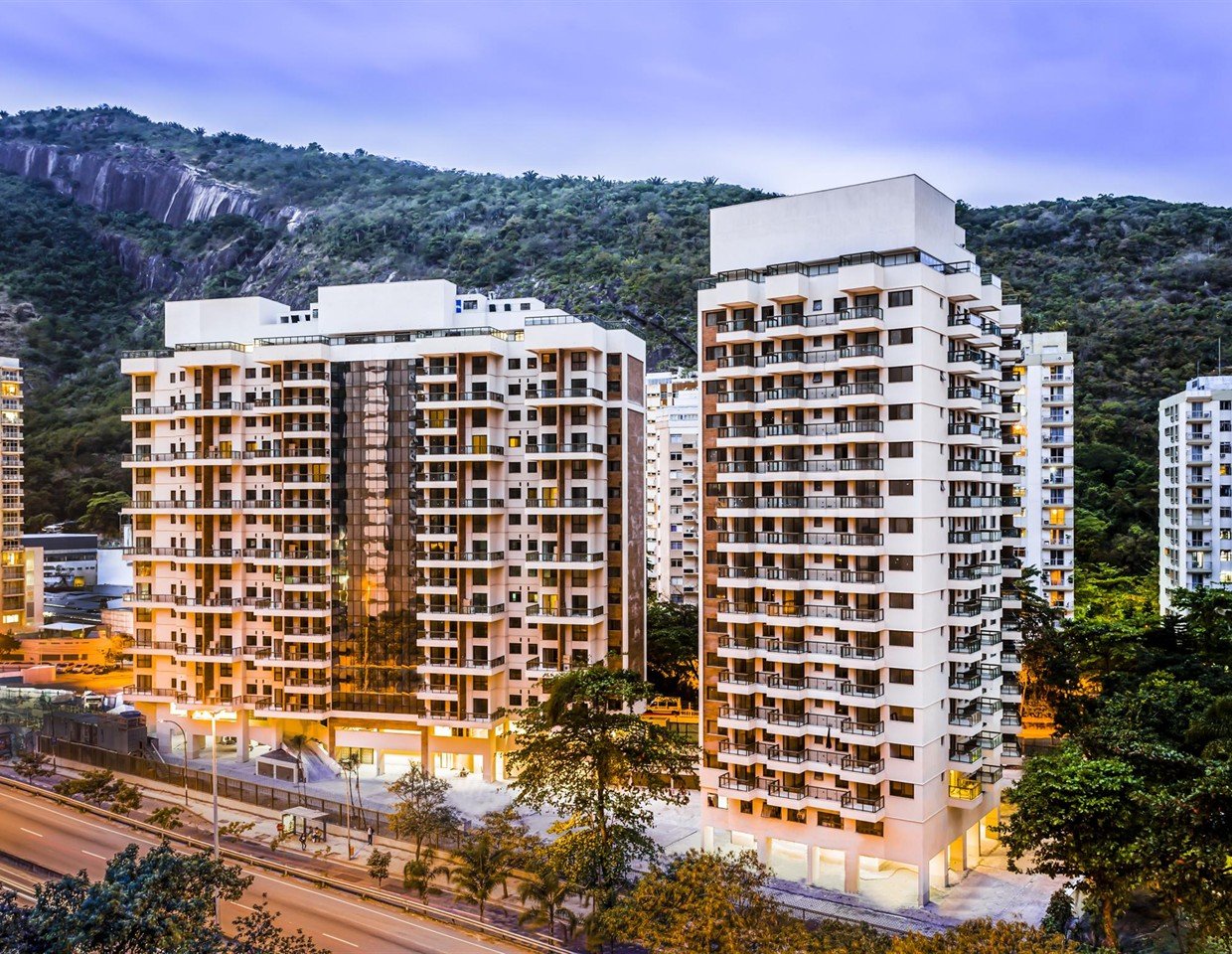 O Vintage Way está localizado ao lado do futuro Metrô de São Conrado e possui facilidade de acesso à Barra e à Zona Sul. O empreendimento possui 2 blocos de apartamentos de 2 quartos lineares ou duplex com área privativa entre 78 e 103 m² no Edifício Brick Lane; e no Edifício Camden Town apartamentos double suítes com área entre 82 e 87 m². AS unidades possuem 1 ou 2 suítes, varanda, preparação para ar condicionado split; 1 vaga de garagem e 1 ano de Sky grátis. O Vintage Way conta com lazer na cobertura dos 2 blocos, serviços pay-per-use e segurança total. Condomínio administrado pela Promenade. Características do Imóvel/Empreendimento: Acesso 24 Horas - Coffee Shop - Salão de Jogos -Com Serviços - Piscina - Salão Gourmet Varanda gourmet - Preparação para Ar Split - Serviços Pay-Per-Use+